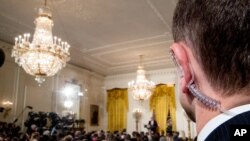 ARSIP - Seorang anggota Agen Rahasia berdiri saat Presiden Donald Trump berbicara selama konferensi per, hari Kamis, 16 Februari 2017, di East Room, Gedung Putih, Washington, D.C. (foto: AP Photo/Andrew Harnik)