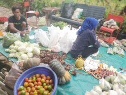 Yayasan Odesa membungkus bantuan dari Pesatren Al Ittifaq sebelum dibagikan kepada warga rentan miskin di Bandung Raya. (Courtesy: Yayasan Odesa).