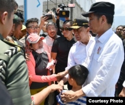 Presiden Jokowi memeluk Izrael, berbincang dengan beberapa korban gempa di Palu, Rabu (3/10). (Courtesy: Setpres RI)