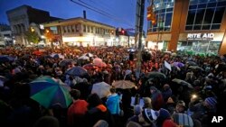 Pitsburq şəhərinin sakinləri yəhudi sinaqoqunda atışma qurbanlarının xatirəsini anmaq üçün şəhərin mərkəzində mərasimə toplaşıb, 27 oktyabr, 2018.