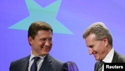 Menteri Energi Rusia Alexander Novak (kiri) dan Komisioner Energi Uni Eropa, Guenther Oettinger (R) dalam pertemuan di Brussels (30/10). (Reuters/Francois Lenoir)