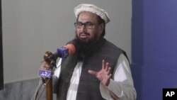 Hafiz Saeed, ketua partai Jamaat-ud-Dawa, memberikan khutbah Jumat di Lahore, Pakistan (24/11). 