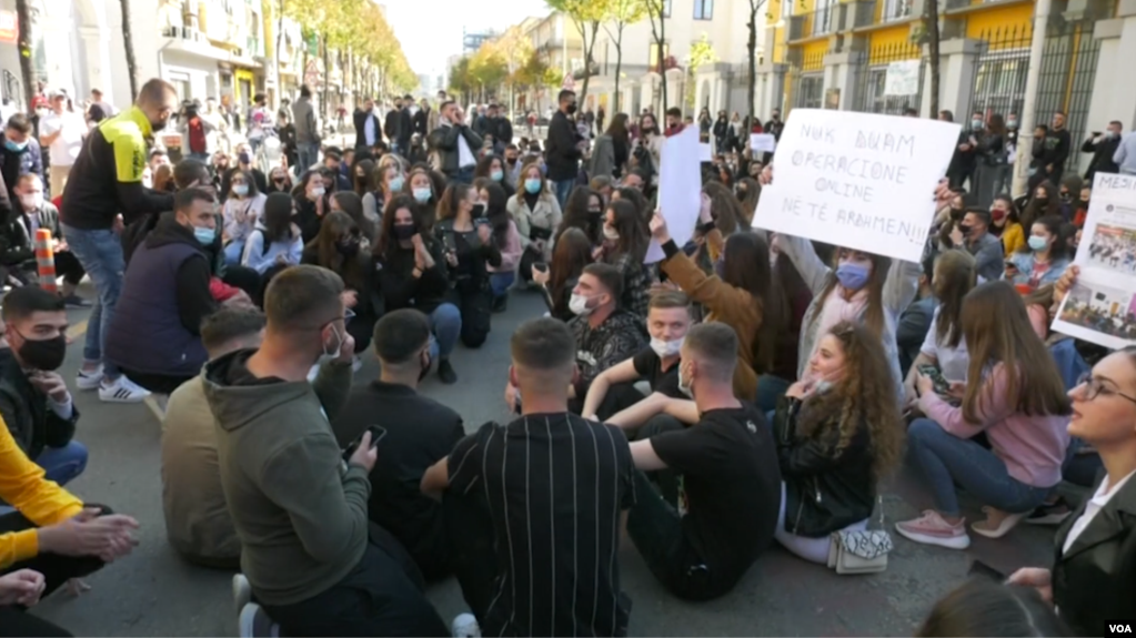 Tiranë: Universitetet nisin studimet online mes protestave dhe paqartësive