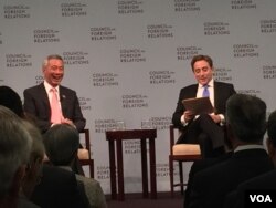新加坡总理李显龙（左）在美国外交关系委员会上与《纽约客》杂志记者欧逸文进行对话（美国之音莉雅拍摄）