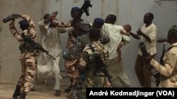 Manifestation dans la rue de N'Djamena, au Tchad, le 22 janvier 2018. (VOA/André Kodmadjingar)