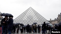 El museo del Louvre de París, uno de los más visitados del mundo, cerró sus puertas el domingo 1 de marzo de 2020 debido a la amenaza de coronavirus.