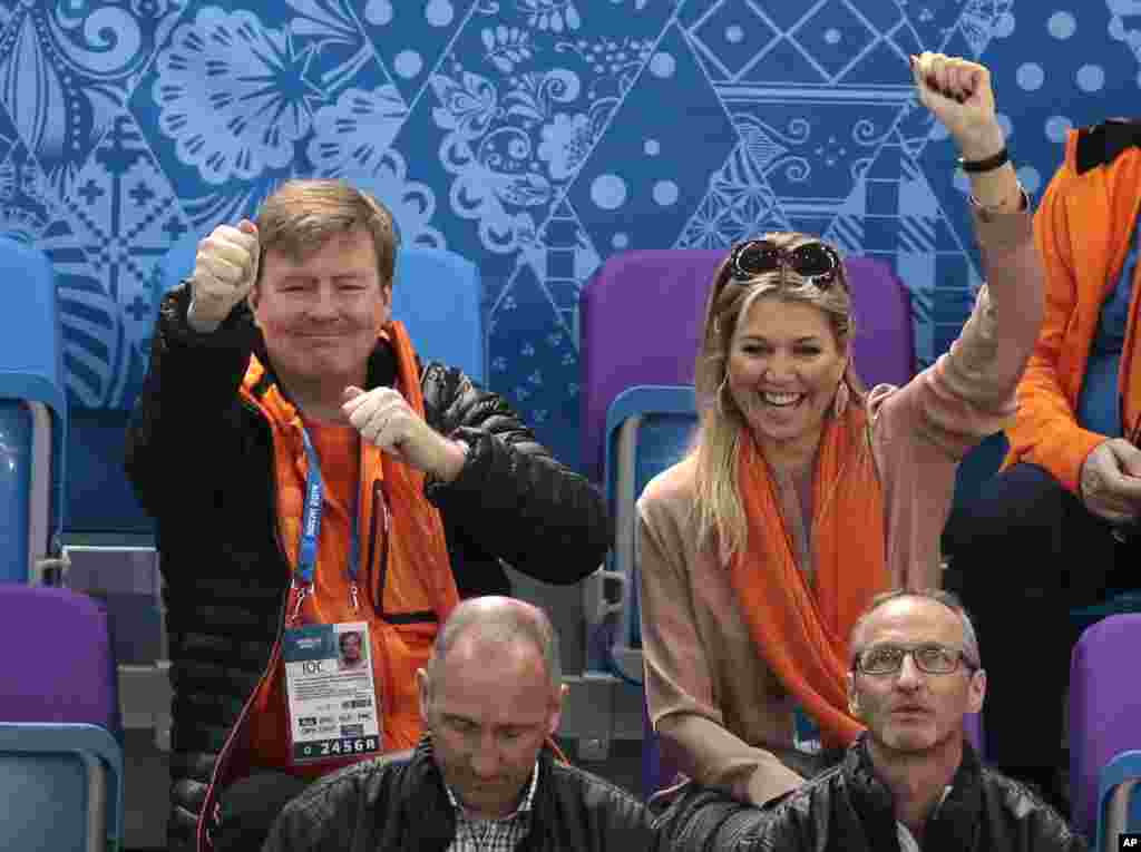 10일 소치 동계올림픽 경기를 관전하는 네델란드의 윌렘 알렉산더 국왕과 막시마 왕비가 남자 1500미터 쇼트트랙에 출전한 선수단을 응원하고 있다.