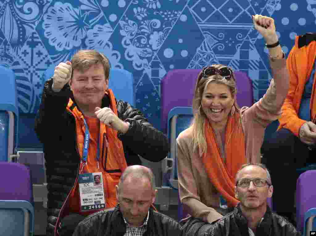 O reis da Holanda Willem-Alexander e Maxima, última fila, festejam ao assistir a prova de 1500m masculinos de speedskating no Iceberg Skating Palace, Sochi, Rússia, Fev. 10, 2014.