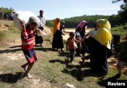 FILE - Rohingya refugees approach the Kutupalang Refugee Camp after illegally crossing Myanmar-Bangladesh border in Cox’s Bazar, Bangladesh, Nov. 21, 2016.