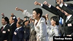 15일 일본 제1야당 민진당의 새 대표로 선출된 렌호(가운데) 대표가 당대회 참가자들과 함성을 지르고 있다. 