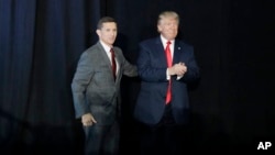 前国家安全顾问迈克尔·弗林(左)与川普之前一起出现在总统竞选集会上(2016年9月29日资料照片)