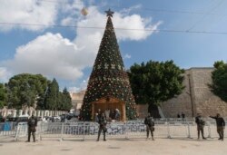 Sebuah unit keamanan Nasional Palestina dikerahkan di Manger Square, berdekatan dengan Church of the Nativity, yang secara tradisional diyakini oleh orang Kristen sebagai tempat kelahiran Yesus Kristus, menjelang Natal, di kota Betlehem Tepi Barat, Rabu, 2 Desember (Foto: AP)