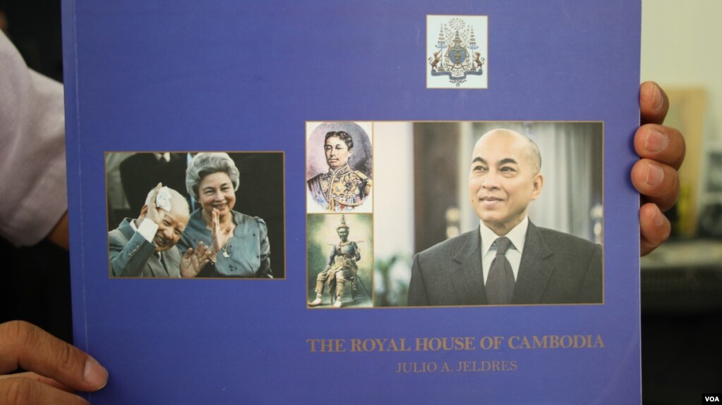 សៀវភៅ មានចំណងជើងថា «The Royal House of Cambodia» ទាក់ទងនឹងរាជវង្សខ្មែរ សរសេរដោយ អ្នកសរសេរប្រវត្តិ របស់រាជវង្សខ្មែរ គឺ លោក Julio A. Jeldres។ (VOA Khmer)