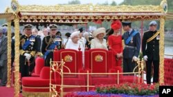 اعضای خانواده سلطنتی بریتانیا سوار بر کشتی جشن جواهر، از چپ به راست: شاهزاده چارلز، شاهزاده فیلیپ، ملکه الیزابت دوم، کامیلا دوشز کورن وال، کیت دوشز کمبریج، شاهزاده ویلیام و شاهزاده هری. 