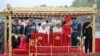 Nữ hoàng Anh ngự thuyền rồng mừng lễ hội kỷ niệm 60 năm trị vì