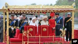 Các thành viên của gia đình hoàng gia Anh chào đón đám đông từ chiếc thuyền rồng