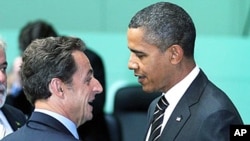 U.S. President Barack Obama, right, and France's President Nicolas Sarkozy talk before the opening plenary session of the G20 Summit in Seoul, South Korea (file photo – 12 Nov 2010)
