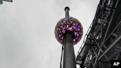 Bola kristal yang disiapkan di Times Square, Manhattan, New York bagi perayaan malam tahun baru 2019. 