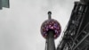 Bola kristal ikonik yang akan menandai  tahun baru di Times Square New York, telah  dites menjelang malam tahun baru. (Foto: AP) 