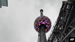 Bola kristal ikonik yang akan menandai  tahun baru di Times Square New York, telah  dites menjelang malam tahun baru. (Foto: AP) 