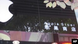 A photograph of one of several suspected fake Apple stores in Kunming, China. An American woman took the photographs and posted them on her blog (http://birdabroad.wordpress.com/).