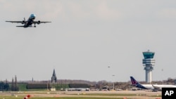 브뤼셀 항공 여객기가 3일 연쇄 테러 공격 발생 12일 만에 자벤텀 국제공항을 이륙하고 있다. 
