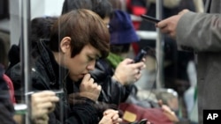 지난 2012년 11월 서울 지하철에서 승객들이 스마트폰을 사용하고 있다.