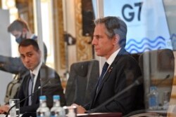 Menlu AS Antony Blinken (kanan), duduk bersama Menlu Italia Luigi Di Maio, pada awal pertemuan para menteri luar negeri G7 di London, Selasa 4 Mei 2021.