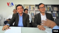 Kem Sokha, left, leader of Human Rights Party sitting alongside with Sam Rainsy, leader of Sam Rainsy Party, in Manila last month. 
