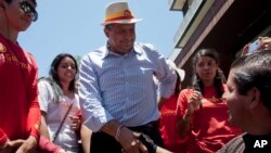 El candidato Luis Guillermo Solís saluda a una simpatizante en San José, Costa Rica.