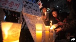 지난 2012년 한국 서울 주재 중국대사관 앞에서 북한의 인권 개선을 요구하는 촛불시위가 열렸다. (자료사진)