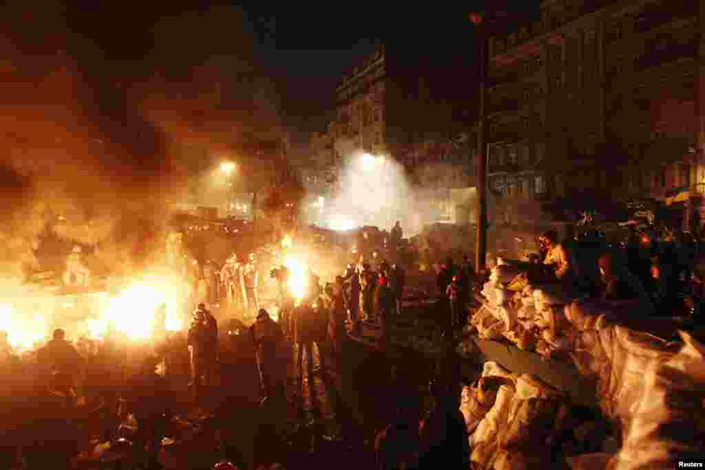 Anti-government protesters rally in Kyiv, Jan. 24, 2014.