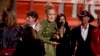 Adele triomphe avec élégance aux Grammys et entre dans l'Histoire
