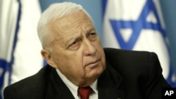 L'ancien Premier ministre israélien Ariel Sharon, le 16 mai 2004, lors d'une conférence de presse à Jérusalem.