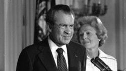 Президент Річард Ніксон з дружиною у Білому домі 9 серпня 1974 р. Він подав у відставку кількома тижнями після участі в ювілейному саміті НАТО в Брюсселі.
