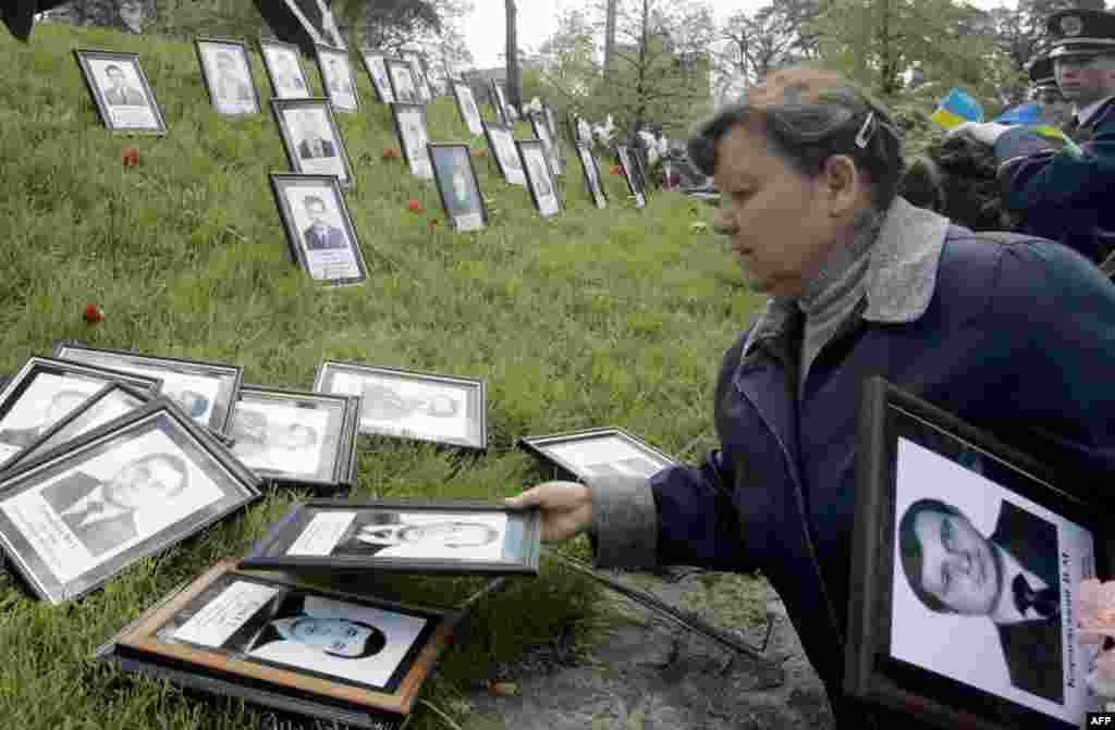 Фотографии жертв трагедии у памятника ликвидаторам аварии в Чернобыле
