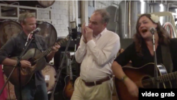 Tim Kaine toca la armónica en la cervecería Catawsba de Asheville, Carolina del Norte.