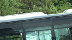 2020年6月4日，天安门广场东侧道边停放的大客车上挂着印有“备勤”字样的牌子。（美国之音叶兵拍摄）