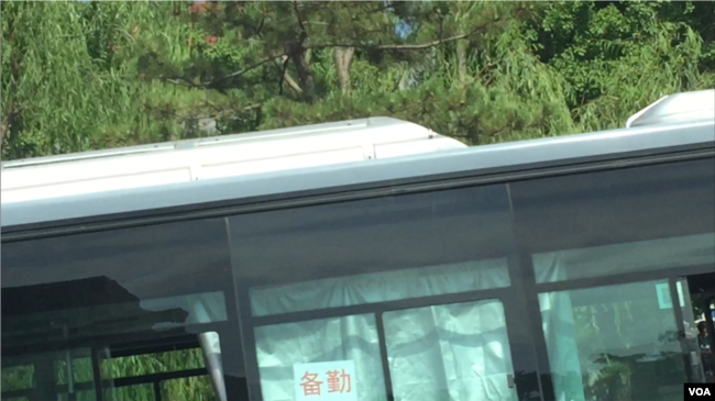 2020年6月4日，天安门广场东侧道边停放的大客车上挂着印有“备勤”字样的牌子。（美国之音叶兵拍摄）