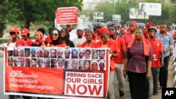 Warga di Abuja, Nigeria, melakukan protes diam untuk mendesak pemerintah menyelamatkan anak-anak perempuan yang diculik Boko Haram setahun yang lalu (13/4). (AP/Sunday Alamba)