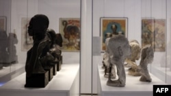 Moulages en plâtre de "Live Congolese" de l'artiste Arsène Matton en 1911 au Musée royal de l'Afrique centrale (MRAC) lors de l'exposition temporaire "Human Zoo L'âge des expositions coloniales", à Tervuren, près de Bruxelles, le 25 novembre 2021.