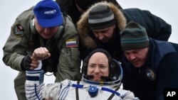 2일 미국의 우주비행사 스콧 켈리 씨가 카자흐스탄 우주기지에 도착한 후 소유즈 우주왕복선에서 내리고 있다.