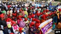 Les partisans des partis d'opposition participent à un rassemblement contre la politique du président sortant à Dakar, le 11 janvier 2019.