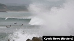 Le typhon Vongfong s'approche des côtes japonaises à Hioki, Kagoshima, le 12 octobre 2014. 
