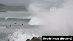 Le typhon Vongfong s'approche des côtes japonaises à Hioki, Kagoshima, le 12 octobre 2014.