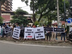 Puluhan pengungsi dari berbagai negara berunjuk rasa di depan kantor perwakilan UNHCR di Medan, Sumatera Utara, Jumat 18 Desember 2020. (Anugrah Andriansyah).jpg