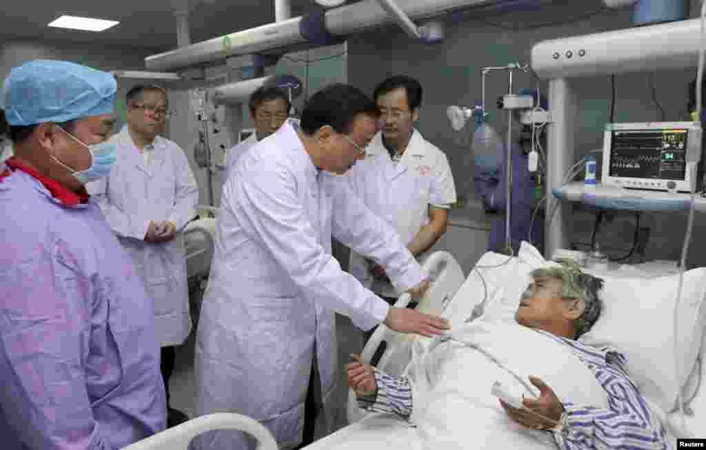 Thủ tướng Trung Quốc Lý Khắc Cường thăm phụ nữ sống sóng trong vụ lật tàu tại bệnh viện ở Tiệm Ly, tỉnh Vũ Hán, Trung Quốc, ngày 2/6/2015.