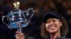 Naomi Osaka exibe a taça Daphne Akhurst Memorial depois de vencer o Open da Austrália, 20 Fev. 2021