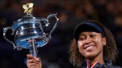 Naomi Osaka exibe a taça Daphne Akhurst Memorial depois de vencer o Open da Austrália, 20 Fev. 2021