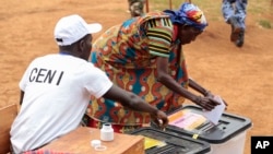 A Burundian woman casts her vote in parliamentary elections in Ngozi, Burundi, June 29, 2015. 